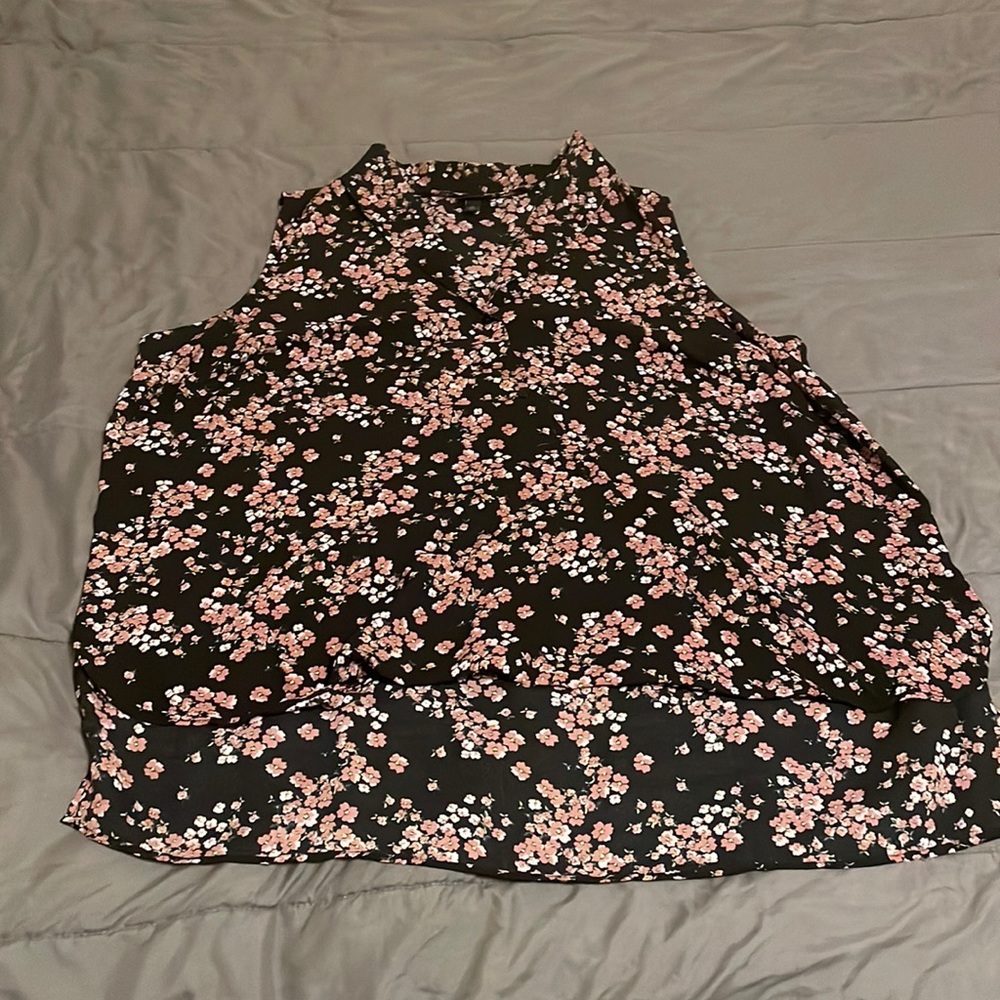 Torrid beautiful floral sleeveless dress shirt